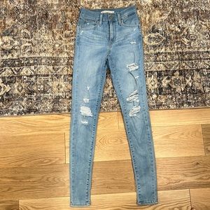 EUC Levi 720 High Rise Super ￼Skinny Jeans Ripped Distressed 24